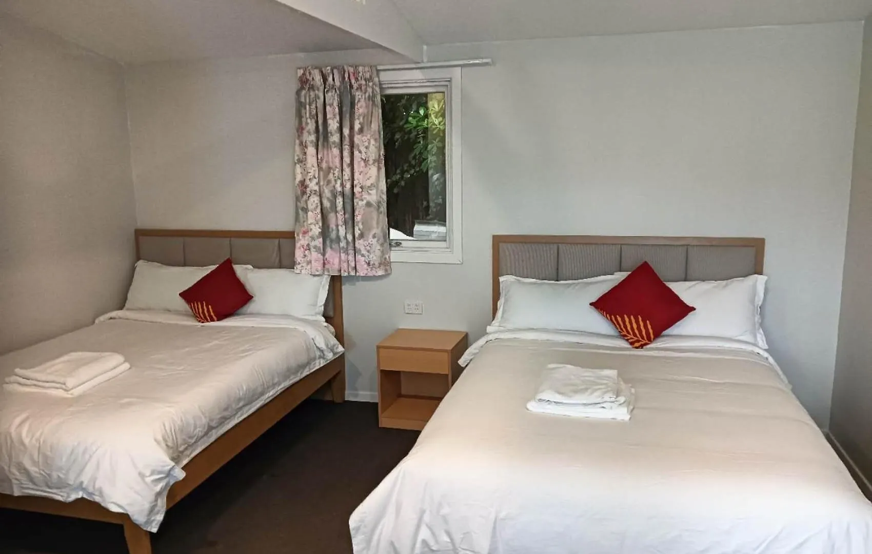 2 Double And 1 Sofa Beds Garden Chalet, 7D Salisbury Road, ロトルア ニュージーランド