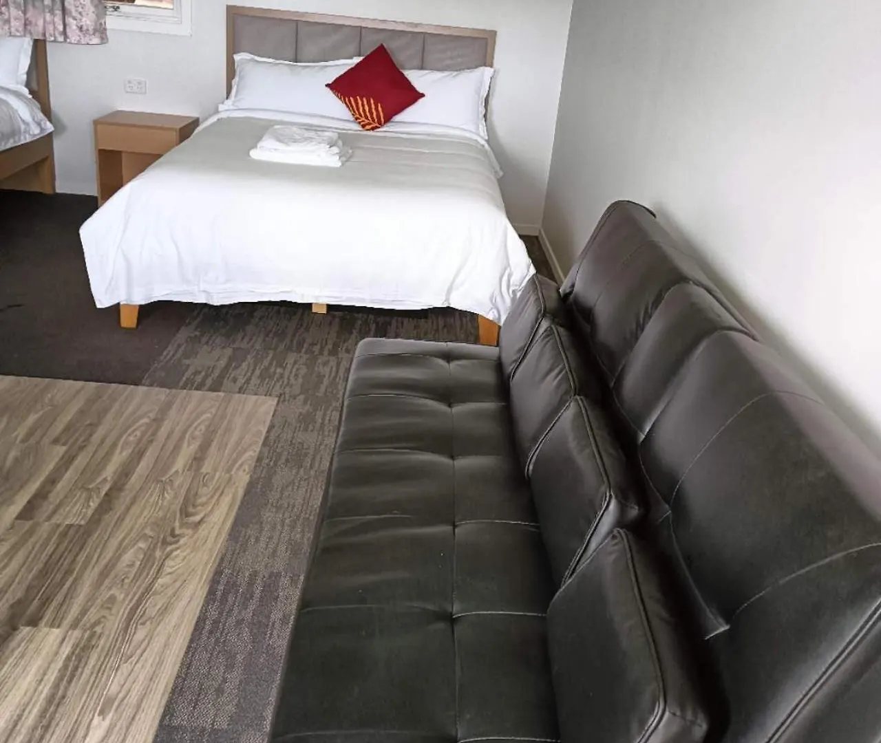 シャレー 2 Double And 1 Sofa Beds Garden Chalet, 7D Salisbury Road, ロトルア