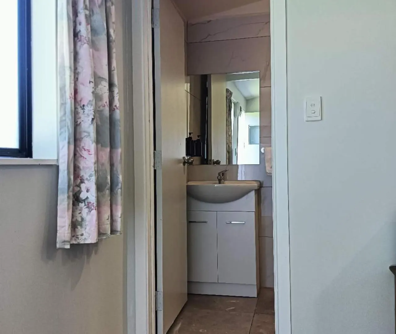 2 Double And 1 Sofa Beds Garden Chalet, 7D Salisbury Road, ロトルア シャレー